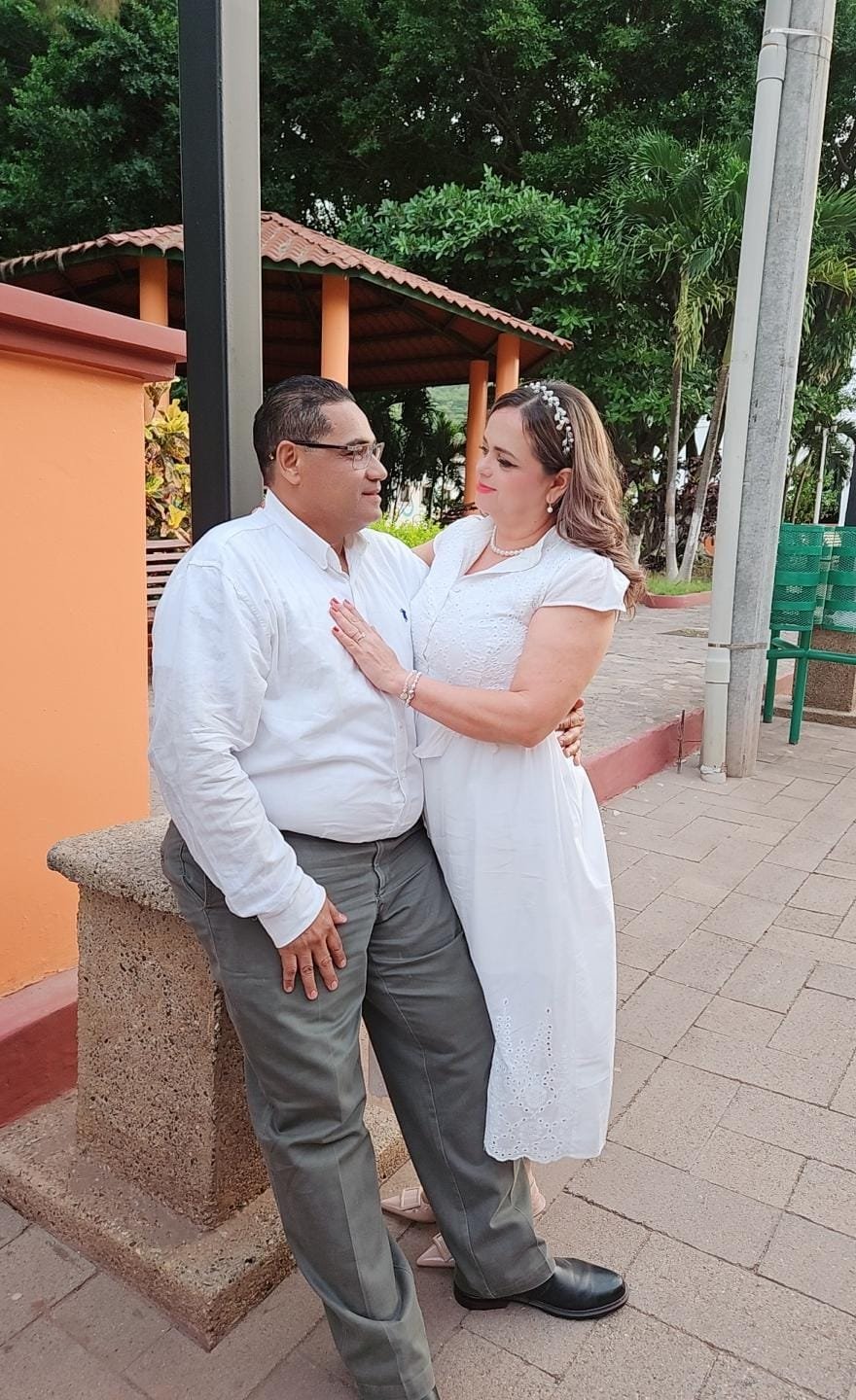 Sergio y Claudia abrazados entre la naturaleza