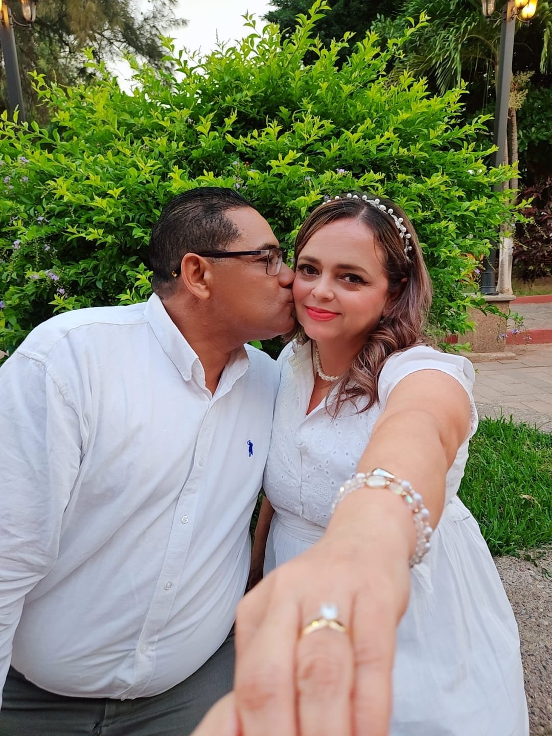 Claudia muestra su anillo de compromiso