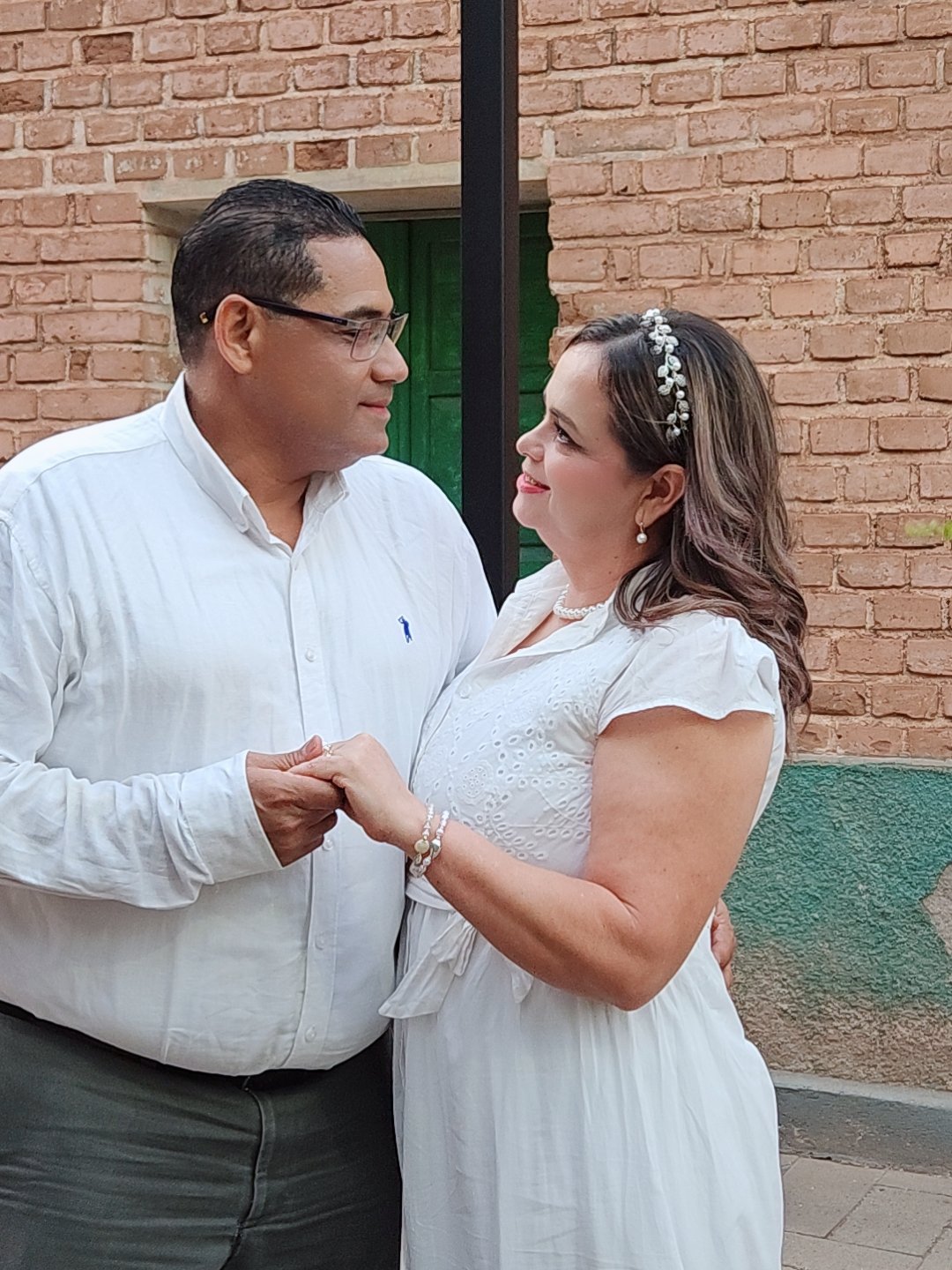 La pareja tomada de las manos mirándose con cariño